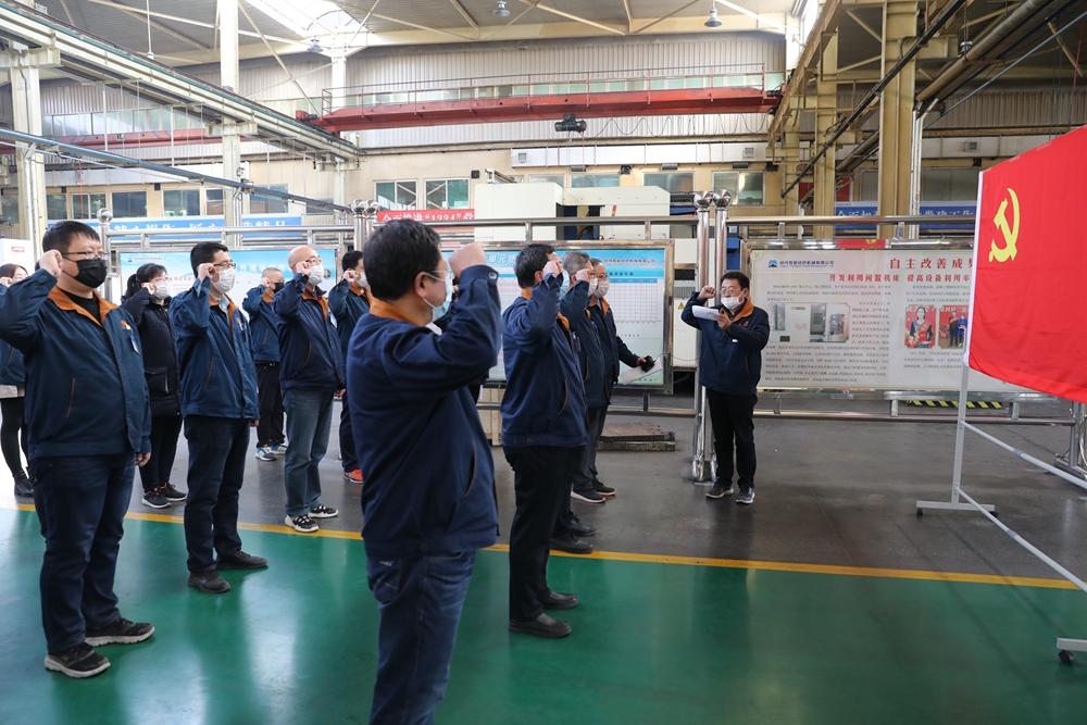圖3： 2月21日，新成立的口罩機項目研發(fā)和生產(chǎn)兩個臨時黨支部在黨旗下誓師，勇于擔(dān)當(dāng)、不怕困難、全力以赴，堅決完成攻堅任務(wù)。1.jpg