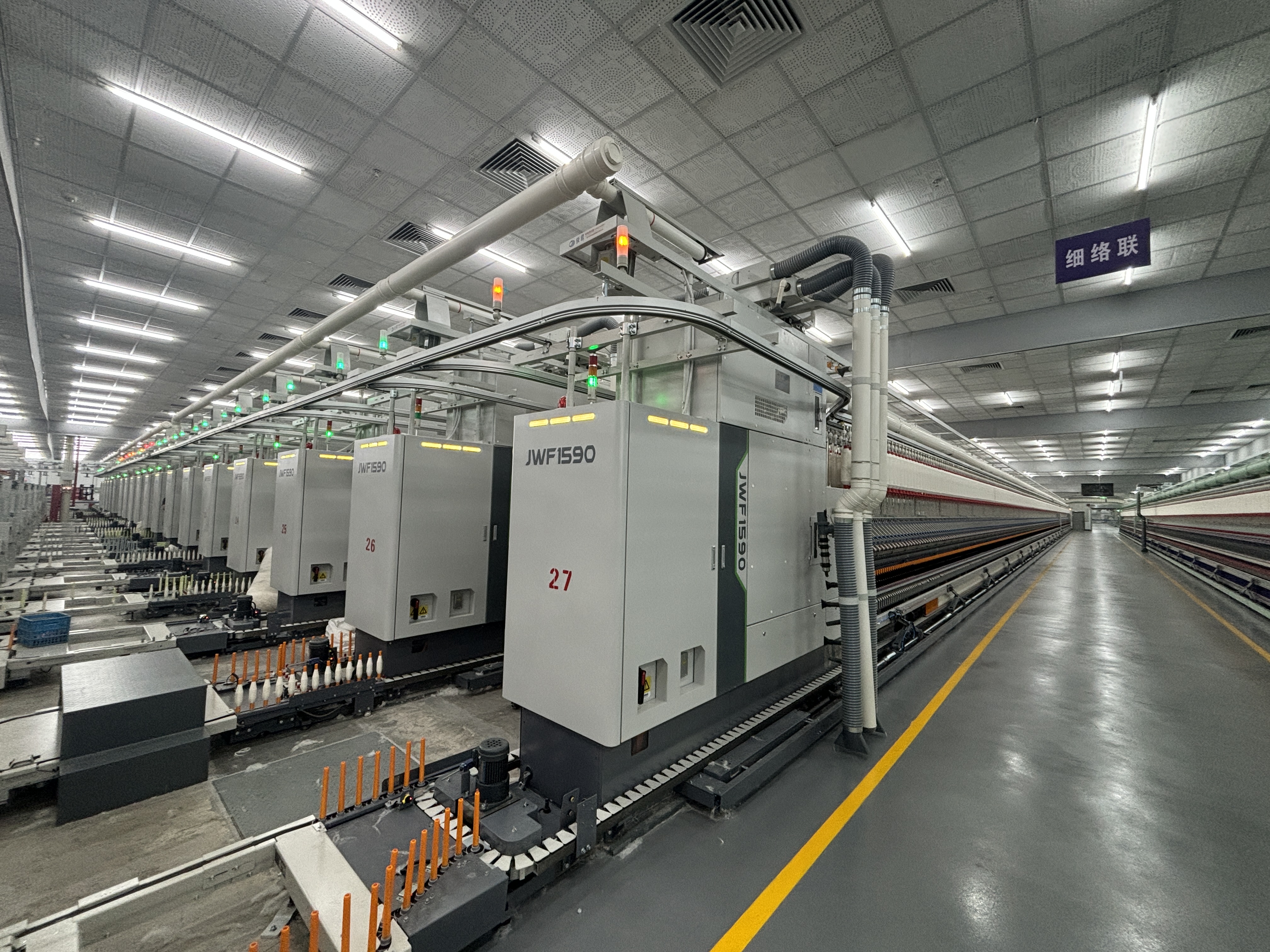 客戶現(xiàn)場的JWF1590型整節(jié)裝配式細(xì)紗機.jpg